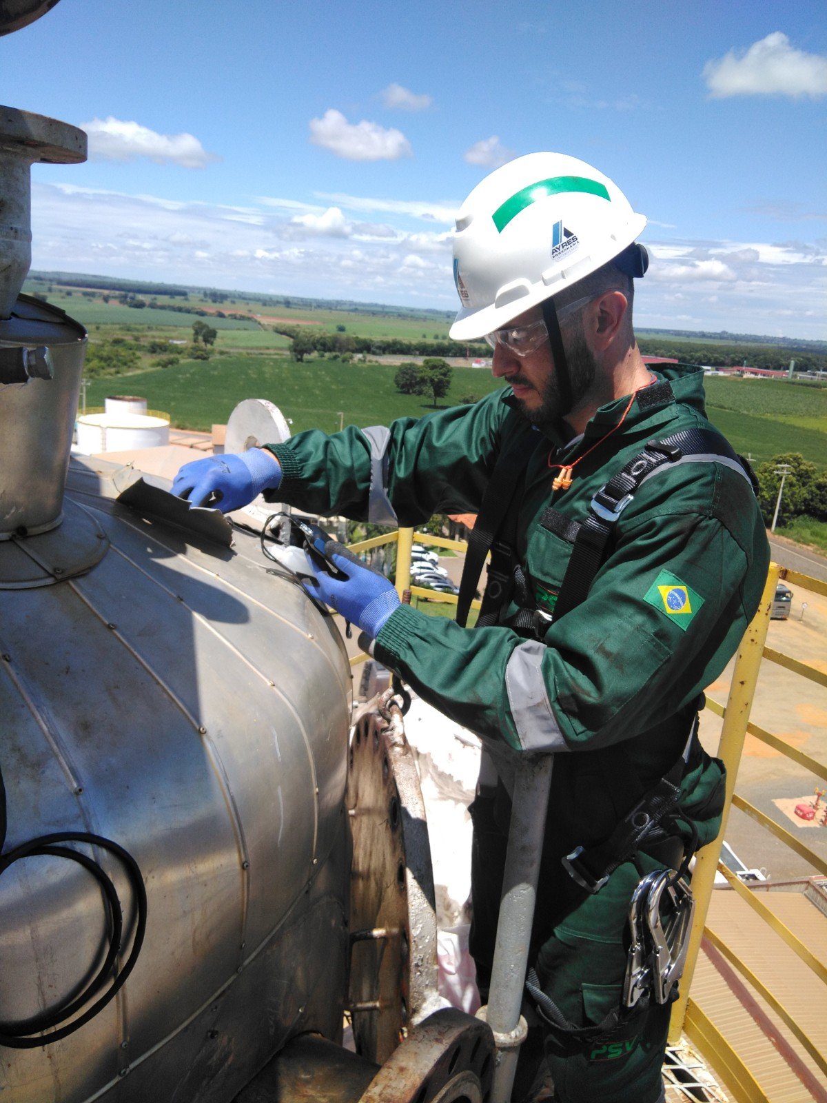 Engenheiro realizando inspeção NR-13